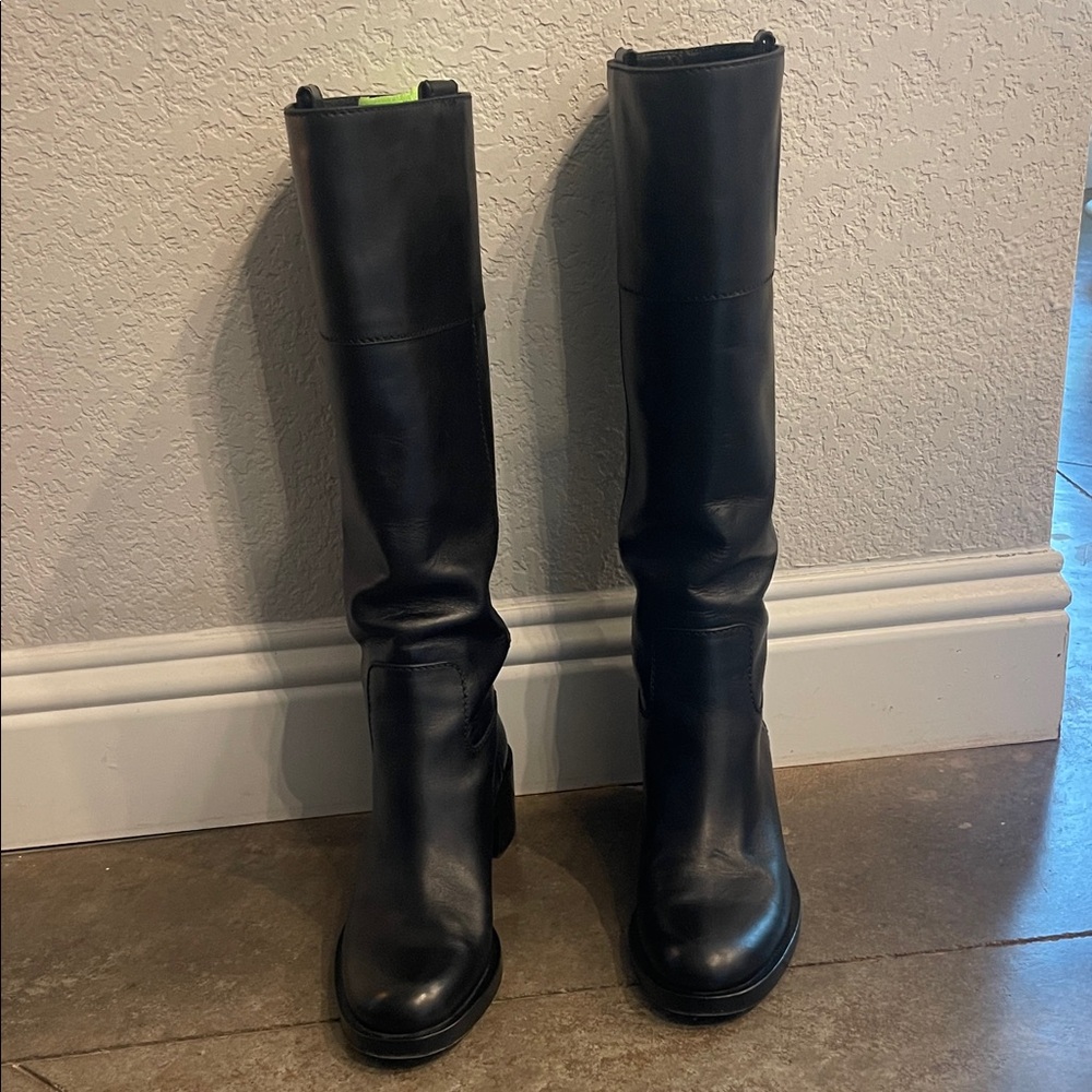GUCCI Logo Embossed Black Boots
Size 38.5/8.5 
2”Heel 13.5”Tall